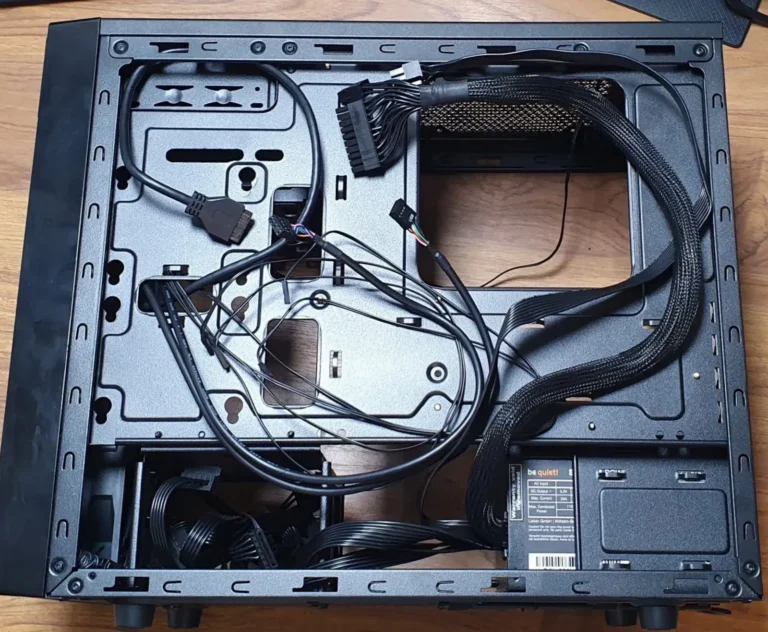 02 PC Bureau Cable Managment vue boitier face arriere vide